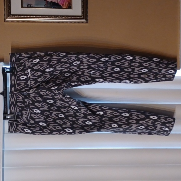 GAP CROPPED PANTS, SIZE 6R.  TWO ZIP POCKETS IN THE FRONT, TWO IN BACK. - Picture 2 of 7
